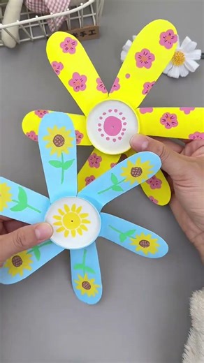 The paper cup turns into a windmill in seconds. It’s such a beautiful DIY. Hurry up and arrange