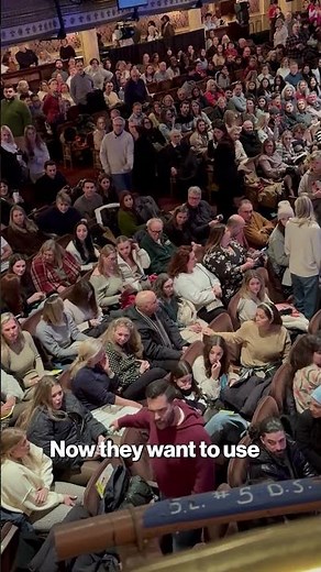 Theatergoer erupts on ‘loud and obnoxious’ Broadway audience members during 'Mamma Mia!' #shorts