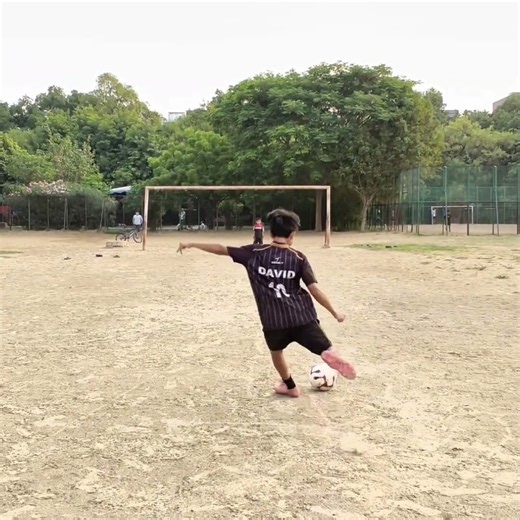 Learn how to hit Crossbar 🪵⚽🔥🚀 #football #soccer #viral #skills #edit