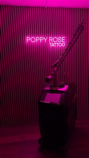 GARY ⚡︎ Laser specialist | Evesham on Instagram: "⚡️Meet the Machine: Picosecond Q-Switch Nd:YAG⚡️ What we offer… ✨CARBON FACIALS✨ This is a non-invasive treatment that tightens, brightens and smooths skin clearing pores, targeting fine lines and wrinkles and promoting collagen, elastin and fibroblast production. This is a painless treatment but may feel warm and tingly. The carbon paste absorbs the laser energy stimulating collage formation and reduce sebum levels ultimately being the ideal tre