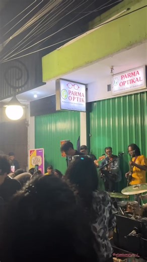 Come on, baby, light my fire🔥 #wheelsontherail #musiconthestreet #sukabumi #music #thedoors #diymusic # | Wheels On The Rail