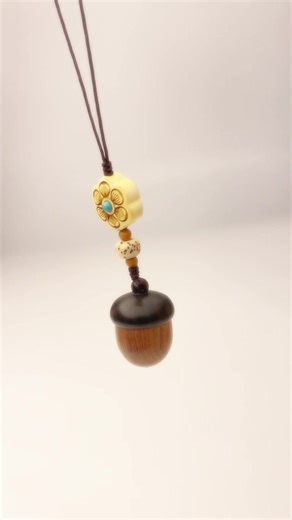 🐾 Keep your best friend’s memory right in your pocket. This acorn keychain is 100% handcrafted from natural sandalwood—every grain, every curve is carved by hand, no two are exactly alike. The plum blossom bead? Hand-carved yellow boxwood with a tiny turquoise stone in the center, a touch of traditional Chinese artistry. Twist it open, and tuck in your pet’s tooth, fur, or a little keepsake. It’s not just a keychain—it’s love you can carry. #PetMemorial #RainbowBridge #PetKeepsake #DogMom #Hand