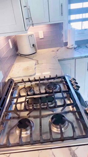 13K views · 96 reactions | Friday holiday reset  Is your kitchen ready for this weekend’s New Year’s parties? 壟⁠ ⁠ From grills, floors, walls, doors, ceramic, tiles, pots pans, to showers, 헧헵헲 헠헶헿헮헰헹헲 헖헿헲헮헺 헖헹헲헮헻헲헿 leaves all kinds of surfaces clean, shiny, and good as new! ✨⁠ ⁠ Link in bio to shop  #ThePinkStuffUSA⁠ ⁠  @dana_luv4decor⁠  Ariana Grande - Santa Tell Me | The Pink Stuff USA | Facebook