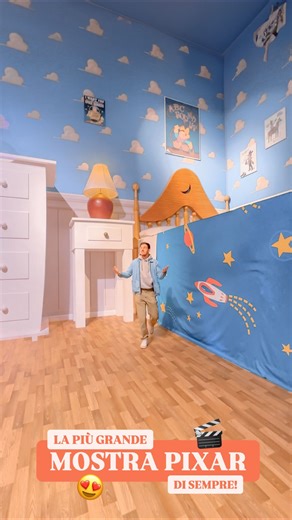 Gabriele Colzi |📍Firenze, Italia | ✈️ Consigli di Viaggio on Instagram: "👇🏻 NUOVA LOCATION, DATE & PREZZI (da s@lvare insieme al video) dell’unica mostra Pixar in Europa, aperta solo per un periodo limitato! 🗺️ Mundo Pixar arriva a Londra dal 13 febbraio 2026, all’ExCeL London Exhibition Centre, uno spazio immersivo dove potrai rivivere le emozioni dei film Pixar e incontrare i tuoi personaggi preferiti! 🗓️ Aperto tutti i giorni, dalle 09:30 alle 20:30. 💡 Consiglio: arriva all’apertura e s