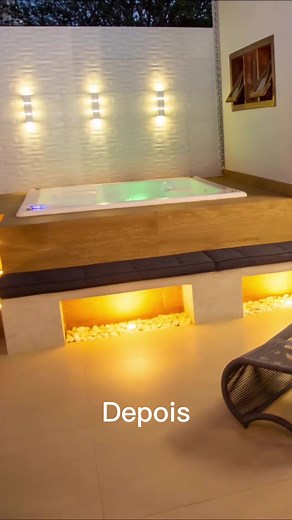 ANTES x DEPOIS dessa área de lazer charmosa com SPA, deck de alvenaria, linda iluminação e banco de concreto com futons. O que vocês acharam? 😍 Por: @camilaalvarengainteriores •────────────────────────• #arq_designer #arqdesigner #arqdesignermarketplace #antesedepois #reforma #transformacao #arquitetura #spa #jacuzzi #deck #areadelazer #areaexterna