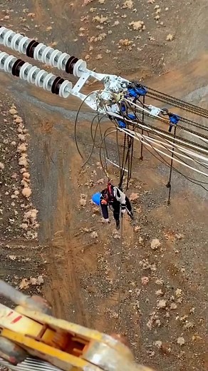The last clip will leave you shocked. #lineworker #helicopters #journeymanlineman #dangerousjobs #hardworkingman #hardworkers #workerslife #highaltitudework