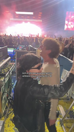 Louis Tomlinson Performs