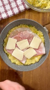 La focaccia di patate in padella è troppo golosa!! https://blog.giallozafferano.it/ilcaldosaporedelsud/focaccia-di-patate-in-padella-con-prosciutto-e-mozzarella/ | Il caldo sapore del sud di Fernanda Nicotra