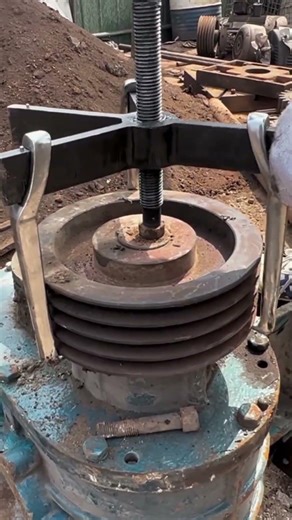 The Proper Way to Extract a Stubborn Pulley Using Tools