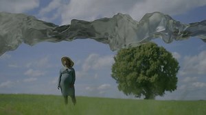 Femme découvrant dehors un tissu de : vidéo de stock (100 % libre de droit) 1107043237 | Shutterstock