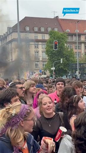 Unter dem Motto: Lärm rauf, Mieten runter! haben zahlreiche Kulturschaffende ihre Forderungen deutlich gemacht. Sie fühlen sich durch hohe Mieten und fehlenden Flächen in ihrer Existenz bedroht. #krachparade #demo #miete #münchen #munich #großstadt #wohnen #leben #bayern | münchen.tv