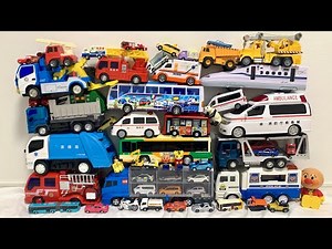 はたらくくるまのおもちゃがいっぱい出てきます。救急車や消防車達が坂道で緊急走行するよ♪