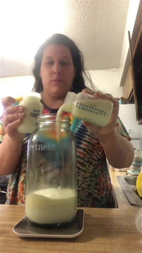 First pump of the day, we had a bunch of errands this morning and it was so chaotic 🥴 happy Monday friends! 🎉 #fyp #pumpingmom #breastmilk #exclusivelypumping #pumpandpour