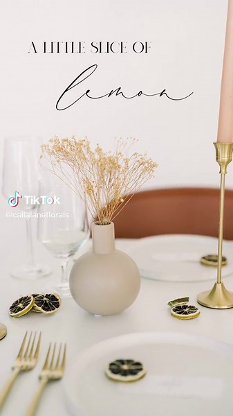 Who knew little slices of lemon could add such a unique touch to your table design?!