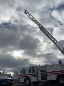 Bomberos llevan acabo práctica con escalera para estar preparados para cuando se presenten las emergencias, compañerismo y buena armonía se forma un gran equipo de bomberos al servicio de la comunidad. | Bomberos Agua Prieta Son