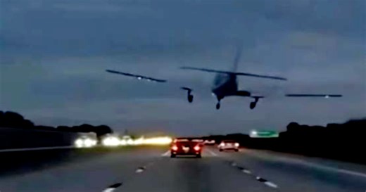 Une petite avionette atterrit en urgence sur l'autoroute I-95 en Floride et heurte une voiture