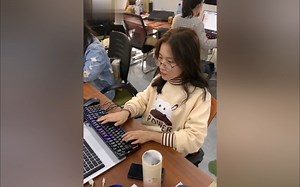 新来的小姐姐用100行Python代码制作简单版MC“我的世界”，差点被蜘蛛怪弄死mp4