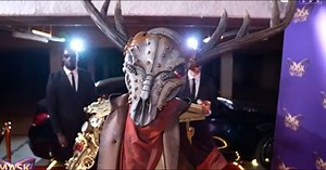 Mask Singer 2022 : qui est le cerf ? Les indices et théories sur son identité