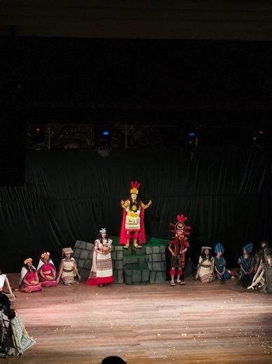 🤭 Una forma diferente de conocer una de las tradiciones más importantes de Cusco ⛰️☀️ . 🙋🏽‍♀️Holi mochileros, ayer fui al Chisti Raymi, un divertido show del Inti Raymi donde, entre personajes, humor y mucha improvisación, explican la Fiesta del Sol de una forma diferente. Lo mejor es que, además de reírte, también aprendes sobre una de las tradiciones más importantes de Cusco. No esperaba disfrutarlo tanto. 🤗 😊 Gracias @los tolines por este fantástico show! 🙌🏽 🔖 Etiqueta a esa persona q