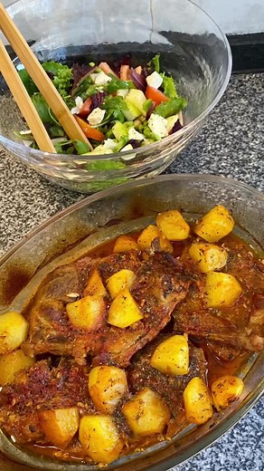 Deliciosas costeletas de cachaço assadas no forno