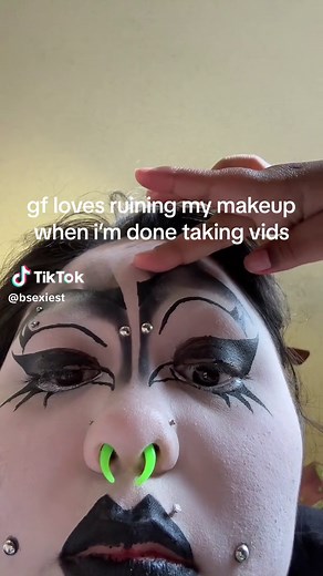 paris✸:x!! (@bsexiest)’s video of makeup