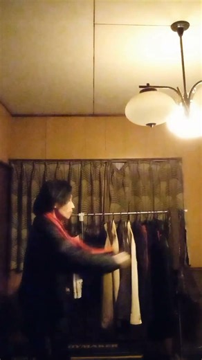 右 93kg握力グリップ 左 65kg握力グリップを閉じながら 突きの練習をする