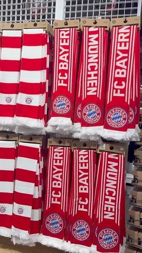 Besuche unseren FC Bayern Store in der Allianz Arena. 🏟 Hier findest du alles, was das Herz jedes Fußballfans höher schlagen lässt. ℹ Mehr Infos unter: https://allianz-arena.com/de/store-gastronomie | Allianz Arena