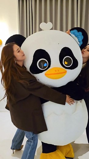 Hug Lunar Baby *ôm ôm* Suộc chất lượng vậy mà giấu đến giờ 😚 #น้ำตาลฟิล์ม #NamtanFilm #LUNAR | Lunar Đi Làm Cùng Mami Mama