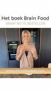 Charlotte Labee on Instagram: "Yessss het is eindelijk zover!! Vanaf vandaag kun jij mijn nieuwe Brain Food boek vooruitbestellen via www.charlottelabee.com/brainfoodboek! Bij jouw pre-order ontvang je GRATIS het Brain Food E-Magazine met 13 extra recepten, waarmee je direct aan de slag kunt. ⠀⠀⠀⠀⠀⠀⠀⠀ Voeding heeft een grote impact op de gezondheid van je hersenen. Van alles wat je eet, gaat maar liefst 20-25% van de binnengekregen energie naar je hersenen. Het is dus erg belangrijk dat je de ju