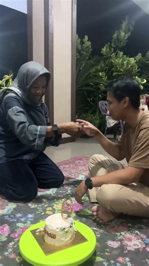 Lucu Banget!!! Ayah Salaman Sama Oma Habis Makan Kue Ulang Tahunnya 😅😅😅 #shorts #numnum #funny