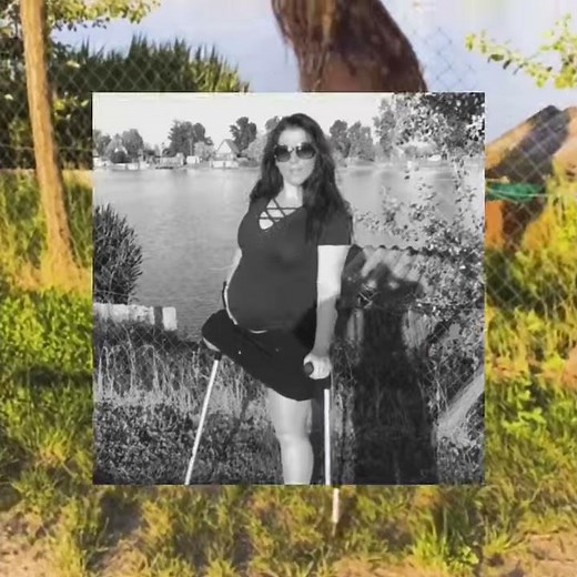 Pregnant : Crutches the lake