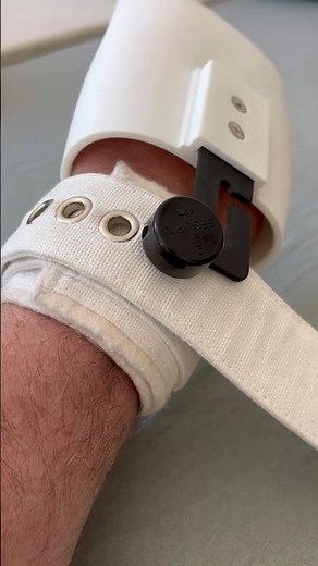 How to get out of the roleplaygear.de segufix mitten with selfbondage adapter