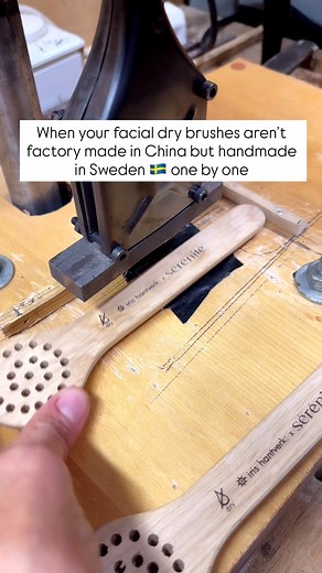 These brushes aren’t on Amazon, eBay, Temu, or Alibaba. They’re handmade in Sweden by visually impaired craftsmen and come as a pair so you can brush both sides of your face at once. Made with sustainable materials, the super soft bristles gently sweep away dead skin cells so your skincare absorbs better, without disturbing your skin’s natural barrier. That’s why you can use them every day to keep your skin smooth and bright :) Each set comes with a cotton bag, tutorial cards, and free online tu