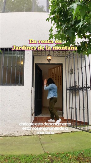 PARECE UNA CASITA DE 3 PISOS, PERO ES UN DEPARTAMENTO Este loft en renta dentro de Jardines de la Montaña, Tlalpan, tiene una distribución muy particular. En el primer nivel encontramos la sala, el comedor, la cocina y un medio baño. En el segundo nivel está la recámara abierta, con baño completo y walk-in closet. Y en la última planta tenemos un área de lavado, bodega y un espacio exterior para terraza o tendido. 💰 $25,000 MXN mensuales 🏠 3 niveles 🛏️ 1 recámara 🚿 1 baño completo 1 medio ba