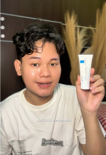 Abis treatment tuh ya… muka langsung merah-merah, panas, bahkan kadang muncul jerawat kecil 😩 Kulitku emang acne prone banget, jadi recovery-nya harus ekstra hati-hati. Tapi tenang, penyelamatku selalu 👉🏻 La Roche-Posay Cicaplast Baume B5 💙 Cream recovery yang bantu nenangin kulit, melembapkan, dan memperkuat skin barrier. 🌿 Centella Asiatica — calming kulit merah 💧 Vitamin B5 (Panthenol) — bantu regenerasi kulit 🛡️ Microbiome Technology — jaga keseimbangan kulit biar tetep sehat Memang a