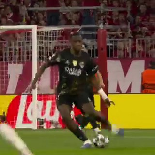 2 minutes de jeu à l’Allianz Arena.Fabian Ruiz 🇪🇸 montrait déjà qu’il serait PRÊT. Kvara 🇬🇪 fait une PREMIÈRE MISÈRE à la défense bavaroise.Warren Zaïre-Emery 🇫🇷 ouvre grand l’espace avec une course sans ballon.Dembélé 🇫🇷 est CHIRURGICAL 🥶