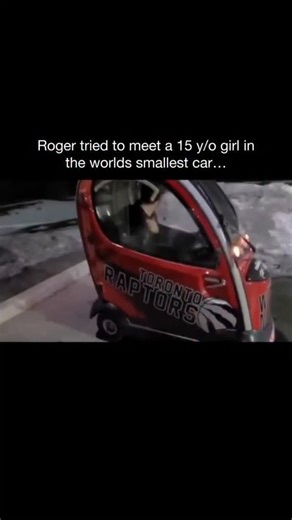 Pred Catchers on Instagram: "Just @predspunched 日本利用压电瓷砖将脚步转化为电能。这些瓷砖捕捉来自你脚步的动能。当你行走时，你的重量和动作会对瓷砖产生压力。瓷砖会轻微弯曲，从而产生机械应力。瓷砖内部的压电材料将这种应力转化为电能。每一步都会产生少量电荷，而数百万步结合在一起就能产生足够的电力来驱动 LED 灯、数字显示屏和传感器。在像涩谷车站这样繁忙的地方，每天大约有 240 万个脚步为这一系统作出贡献。这些电能可以被储存或立即使用，从而减少对传统电力来源的依赖，并支持可持续的城市基础设施。这种方法将日常运动转化为实用的可再生能源 #日本 #知识 #事实 #你知道吗 #推荐 #科技 #创新 #历史 #技术 #实验 #热门"