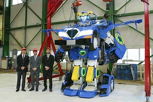 憧れの変形ロボが現実に　アスラテックなど、人車変形ロボット公開