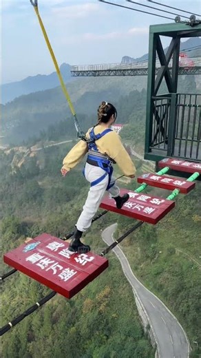 😂Bungee jumping on a 300m cliff😁丨Beautiful scenery#beauty#bungee jumping#cliff#sports😂Bungee jump
