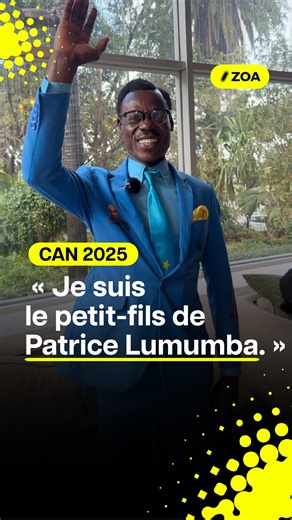 C’est l’un des plus fervents supporters de la RDC, il sera présent lors de tous les matchs de l’équipe congolaise durant cette CAN. Pendant 90 minutes, il reste planté face au terrain, main levée, reproduisant la mythique statue de Lumumba à Kinshasa. Coiffure, lunettes, costume… il incarne Patrice Lumumba à la perfection. Son blaze ? “Lumumba Vea” 🇨🇩🔥 #CAN #Léopards #RDC #Supporters #Lumumba #AmbianceCAN | ZOA