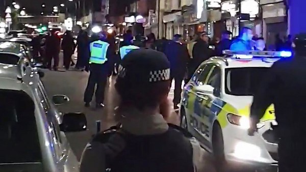 Riot police in Welling as 300 people turn up at gatecrashed party