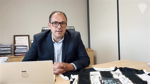🎥 Angers SCO à la rencontre de ses partenaires. Accompagnés par notre joueur abdoulaye bamba, nous sommes partis à la rencontre de notre partenaire et fournisseur France Boissons représenté par Cédric Levivier, directeur de l'unité Business Pays de la Loire de l'entreprise. 🤝 En signe de reconnaissance, Abdoulaye a remis à l'Entreprise un maillot dédicacé par toute l'équipe. | Angers SCO