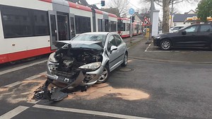 Auto von Straßenbahn gerammt: Fahrer verletzt - starke Verkehrsprobleme