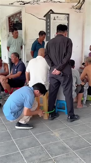 #Touch and hold a clip to pin it. Unpinned clips will be deleted after 1 hour.