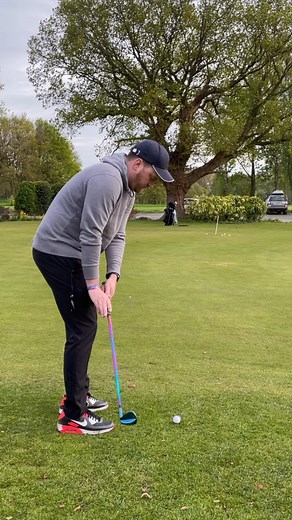 Did you know that the claw grip doesn’t have to be just for putting? 😳 . if you struggle with your chipping, give it a chance and you never know it might just be the thing your looking for 🤭 . It is often said that especially with shorter chip shots a good technique is to almost play it as a putt and have as little wrist movement as possible . So by adopting the claw grip it becomes very difficult to get over wristy and really gives you the feeling of rocking your shoulders more 👌 . Can’t say