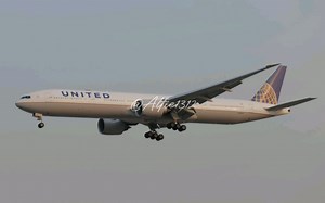 美联航B77W老涂装 N2747U 北京首都01跑道落地