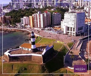 O Farol da Barra é o ponto de partida para o circuito do carnaval de Salvador, que percorre junto aos blocos pela Avenida Oceânica. Vá ter essa vista de perto, ainda dá tempo! http://bit.ly/2lkeBJ1 | Mercure Hotels
