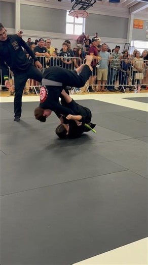 Wylder with a nice balloon to armbar. All boys division at 85lds.#bjj #jiujitsu #mma #ufcbjj #armbar