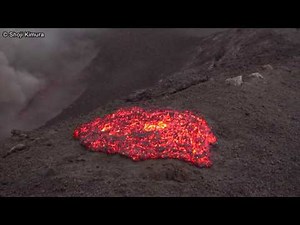 バヌアツ共和国 タンナ島 ヤスール火山 火山弾がカメラから２ｍの至近距離に！ Mount Yasur volcano, Tanna, Vanuatu 2m from my camera