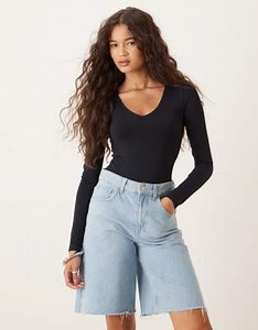 ASOS DESIGN – Nahtloser Body in Schwarz mit V-Ausschnitt | ASOS